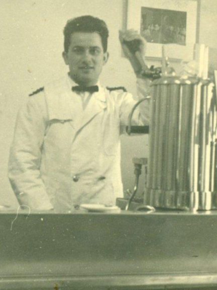 LUOMO CHE FA CANTARE IL CAFFE GIUSEPPE DE GIUSTI 01